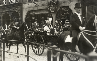 129423 Afbeelding van de koets met koningin Wilhelmina en prins Hendrik op de Kromme Nieuwegracht te Utrecht tijdens de ...